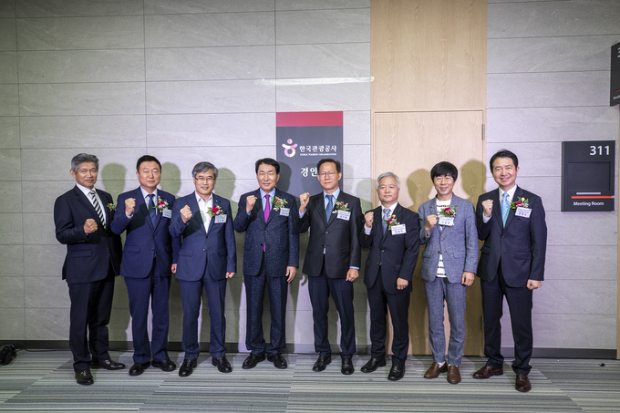 (왼쪽부터) 이용식 인천관광공사 기획조정실장, 이재성 서울관광재단 대표, 김진용 인천경제자유구역청장, 안상수 국회의원, 금기형 문체부 관광정책국장, 민경석 한국관광공사 국민관광본부장, 박종혁 인천시의회 문화복지위원장, 안덕수 한국관광공사 경인지사장