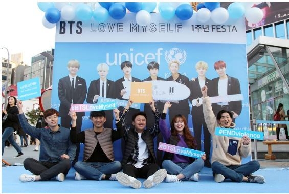 많은 시민들이 유니세프•빅히트엔터테인먼트•방탄소년단 ‘러브마이셀프(LOVE MYSELF)’ 1주년 기념 이벤트에 참여하고 있다. (사진제공=유니세프한국위원회)