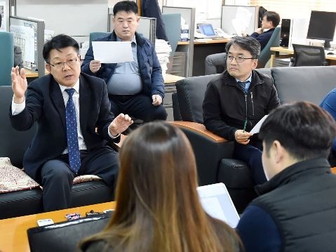 서구지역 현안사항 공동 합의사항 발표'와 관련해 기자설명회를 하고 있는 허종식 균형발전정무부시장