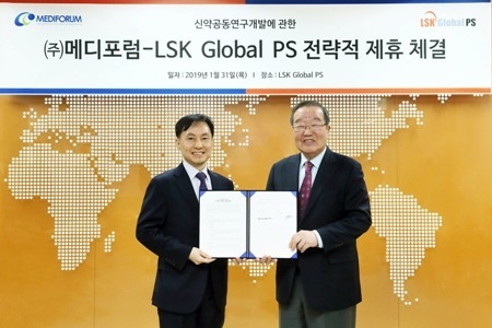 김찬규 메디포럼 대표(왼쪽)와 이영작LSK Global PS 대표(오른쪽)가 치매치료제 후보물질 ‘PM012’의 임상시험 대행계약체결식 후기념 촬영을 하고 있다.(사진=메디포럼 제공)