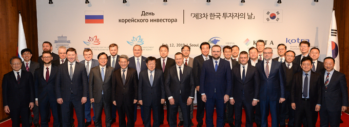 (앞줄 왼쪽 4번째부터 7번째까지) 권평오 KOTRA 사장, 권구훈 북방경제협력위원회 위원장, 김영주 한국무역협회 회장, 유리 트루트네프 러시아 부총리겸 극동관구 대통령 전권대표