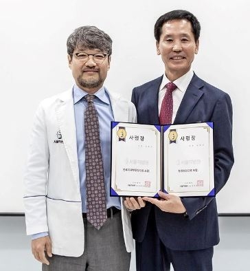 (사진제공=서울척병원) 김동윤병원장(좌), 김희근 신임 행정원장(우)