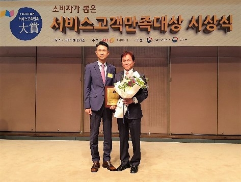 '2019 제4회 소비자가 뽑은 서비스 고객만족대상' 시상식 장면. 오른쪽이 최종백 씨엘바이오 대표. (사진제공 = 씨엘바이오)