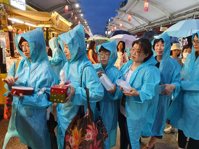 야시장다회용용기를사용하여음식구입