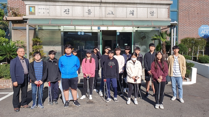 꿈터 환경정화 활동에 참여한 봉사자들