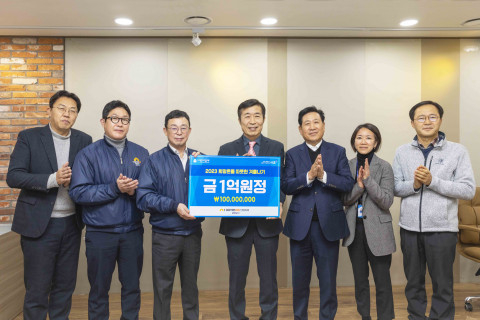 서초구청 손용준 복지정책과장, KCC글라스 한상훈 ESG경영팀장, KCC글라스 독고진 상무, 전성수 서초구청장, KCC글라스 유종균 상임고문, 서초구청 장우정 복지자원팀장, 서초구청 박재원 정책협력특보가 ‘2023 희망온돌 따뜻한 겨울나기’ 성금 전달식에서 기념 촬영을 하고 있다